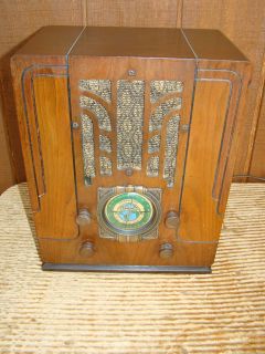 Silvertone model 1984 vintage tombstone radio/ walnut art deco 