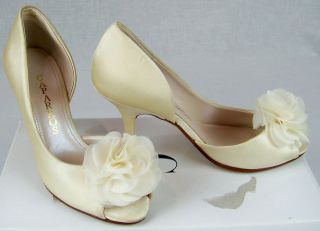 CAPARROS Sarina Ivory Satin Heels NEW Shoes SIZE 8 $69 VMS1 D583