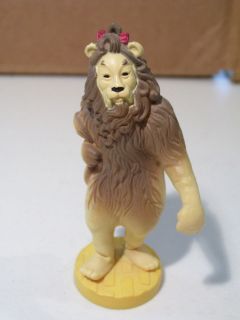 THE WIZARD OF OZ COWARDLY LION YELLOW BRICK ROAD PVC FIGURE PRESENTS 