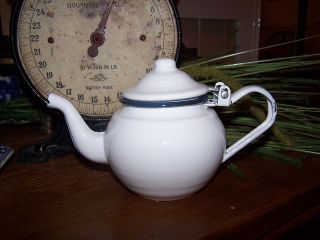 White Enamel / Graniteware 0.5 Litre Tea Pot / Teapot Vintage Style 