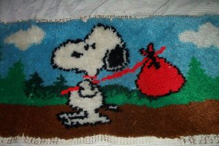 SNOOPY CARRYING SATCHEL COMPLETED LATCH HOOK RUG