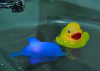 Newly listed 2PCS Baby Bath Fun LED Flashing Duck Dolphin Toy Rubber
