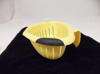 RUBBERMAID 1A31 OVER THE SINK COLANDER STRAINER NEW YELLOW NEW WITHOUT 