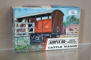 AIRFIX R5 SERIES 1 OO SCALE BR 8 TON CATTLE WAGON MODEL KIT RED STRIPE 
