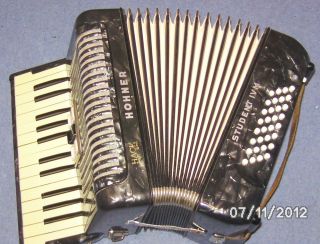 MADE IN GERMANY  HOHNER STUDENT IV M ACCORDIAN ACCORDION 32 BASS
