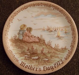 Staffordshire Ware Plate   MOTHERS DAY 1973 by Alfred Meakin 