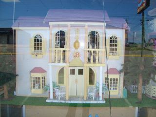 1990 BARBIEs MAGICAL MANSION DOLL HOUSE FURNISHED WITH 10 BARBIE 