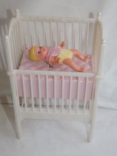 MATTEL 2000 Barbie Baby in Crib Plays Rock a Bye Baby