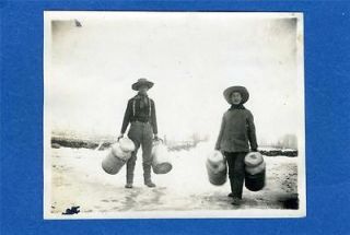 X546 OLD PHOTO OF FARMERS CARRYING MILK CANS, WINTER 1920S