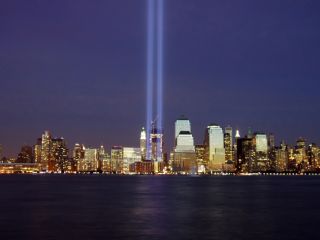 Os holofotes com luzes que lembram as Torres Gêmeas. Ambos saem das 