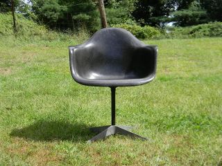 Mid Century Modern Herman Miller Eames Arm Shell Chair Swivel base 