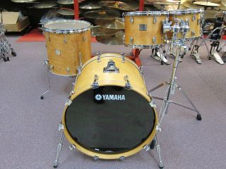 YAMAHA BIRCH CUSTOM ABSOLUTE NOUVEAU KIT IN A VINTAGE NATURAL FINISH.