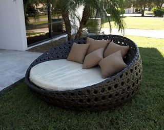 OUTDOOR ROUND SOFA   BRAND NEW      FREE CUSHION AND PILLOWS