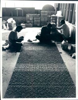 1986 Tampa, FL Busch Gardens Moroccan Mosaic Tile Setting Artists 