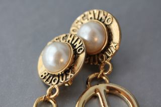 vintage moschino bijoux gold peace pearl earrings