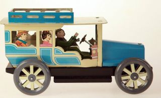 TIN TOY CLASSIC CAR WIND UP CLOCKWORK IN GIFT BOX A COLLECTORS TOY