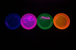 Blacklight Reactive 6 inch Plastic Party Plates 40 Ct