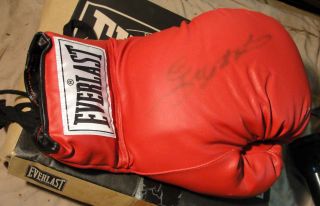 Everlast Boxing Glove Autographed Sugar Ray Leonard