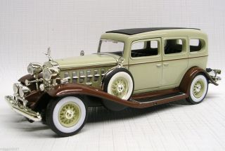1932 Cadillac Fleetwood Sedan Tan 1 32 Die Cast Signature Model 32365 