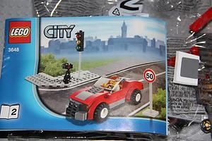 LEGO CITY POLICE CHASE SET #3648   TRAFFIC LIGHT AND RED CAR