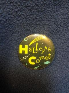 Halleys Comet souvenir pin 1986. fine detail and condition. 1.5 IN