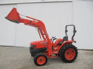 Kubota L3400 4x4 Compact Tractor with LA463 Loader Attachment 564