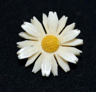  White Yellow Middles Carved Daisy Pendant Necklace Earrings Pin