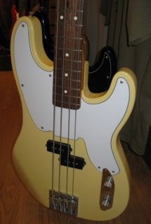 Fender MIM Mike Dirnt P Bass Vintage White Gig Bag