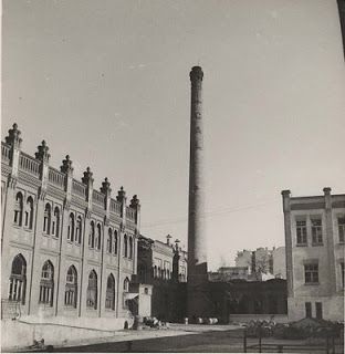 pronto la fabrica quedo pequena y en 1915 se inauguraron