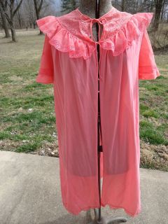 Vintage Retro Hollywood Regency Dressing Gown Robe Lace Pink Nightgown