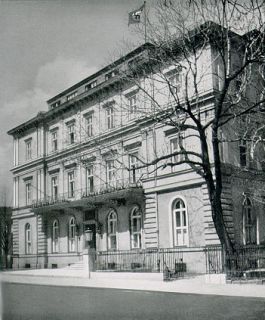 This is the Brown House, the NSDAPs headquarters building in Munich