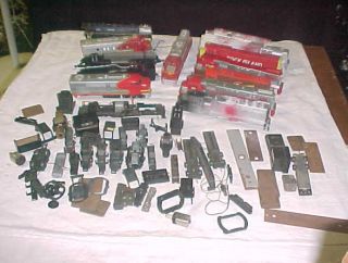 LARGE LOT MIXED HO SCALE MODEL RAILROAD TRAIN ENGINES BODIES PARTS