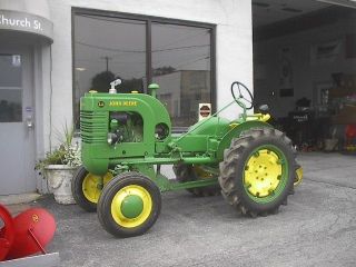 John Deere La Antique Tractor  