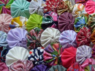 GRAB BAG ASSORTED MIX HAND MADE FABRIC QUILT TRIM YOYO PUFF BUTTONS