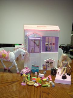 BARBIE Mattel 1996 DOLL HOUSE THREE FOLD OUT ROOMS, BARBIE DOLL, HORSE