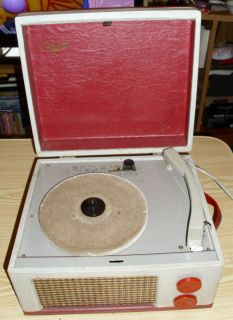 The Voice of Music Model 210 Record Player   VM Corporation 16, 33, 45