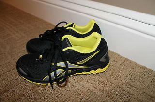 Boys Reebok black & yellow running shoes size 2 NEW