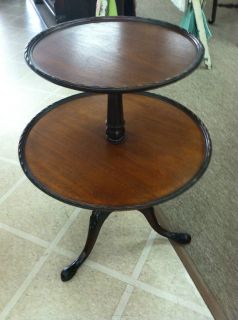 BEAUTIFUL ANTIQUE/VINTAG E 2 TIERED ROUND TABLE circa 1940