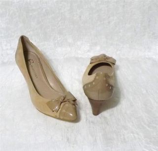 MAKOWSKY LEATHER AND SUDED PUMPS WITH BOW DETAIL SIZE 6.5 COLOR