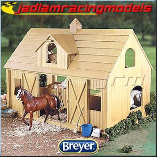 BREYER Traditional Deluxe Wood Barn with Cupola   B302