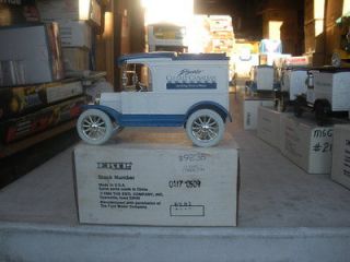 24 1913 FORD MODEL T DELIVER WHITE & BLUE CLEARLY CANADIAN BANK BY