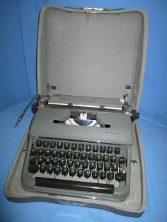 VTG OLYMPIA SM3 MANUAL TYPEWRITER in Military Green works perfectly
