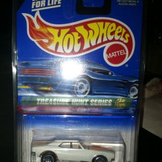 Hot Wheels 67 Camaro Super Treasure Hunt White w Case