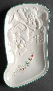 Pfaltzgraff Winterberry Embossed Stocking Plate, Fine China Dinnerware   Stonewa